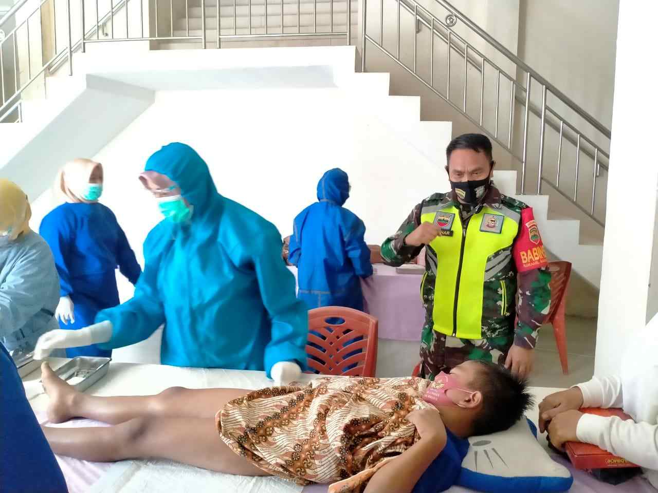 Hadiri Kegiatan Sunat Massal, Babinsa Berpesan Jangan Takut