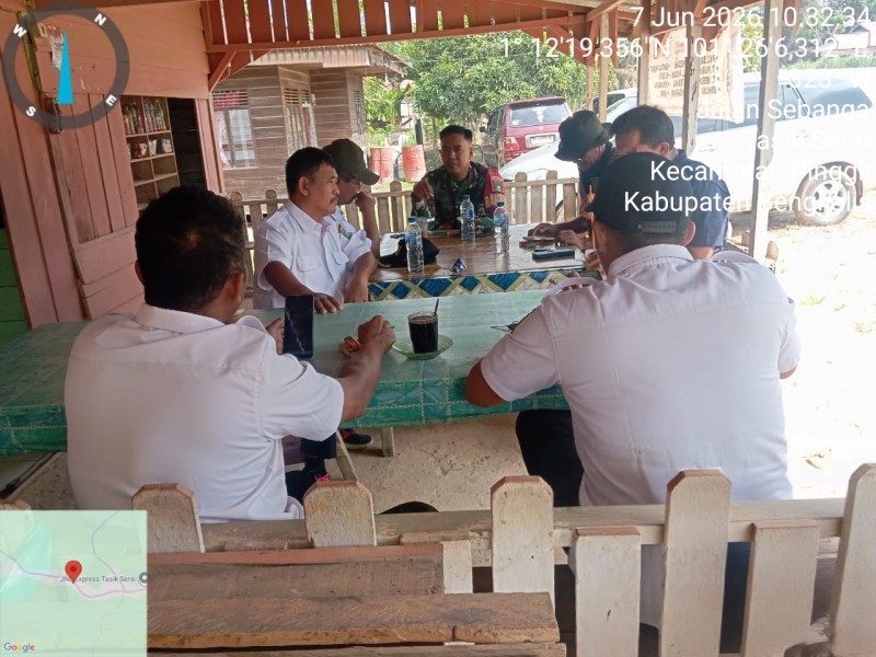 Babinsa Serda Riza Ramdani Berikan Pemahaman Pancasila Kepada Warga Desa Tasik Serai