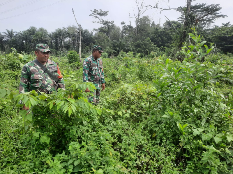 Terus Laksanakan Patroli, Babinsa Koramil 03/Mandau Serda Ahmad Junaidi dan Serda Paino di RT 2 RW 2 Desa Pinggir