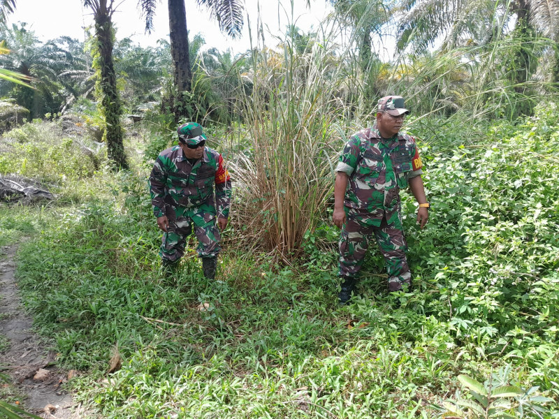 Terus Laksanakan Patroli, Babinsa Koramil 03/Mandau Serma Agusliadi, Serka Fauzi dan Serka N. Saragih di Wilayah Bathin Solapan