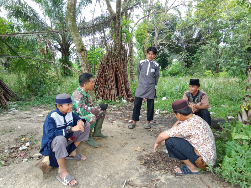 Babinsa Serda M. Fikri Berikan Komsos Pancasila Kepada Warga Desa Tasik Serai Timur, Talang Muandau, Bengkalis