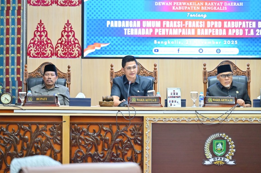 Sampaikan Secara Langsung Pandangan Umum Tujuh Fraksi DPRD Terhadap RAPBD 2026, Kepada Bupati Bengkalis