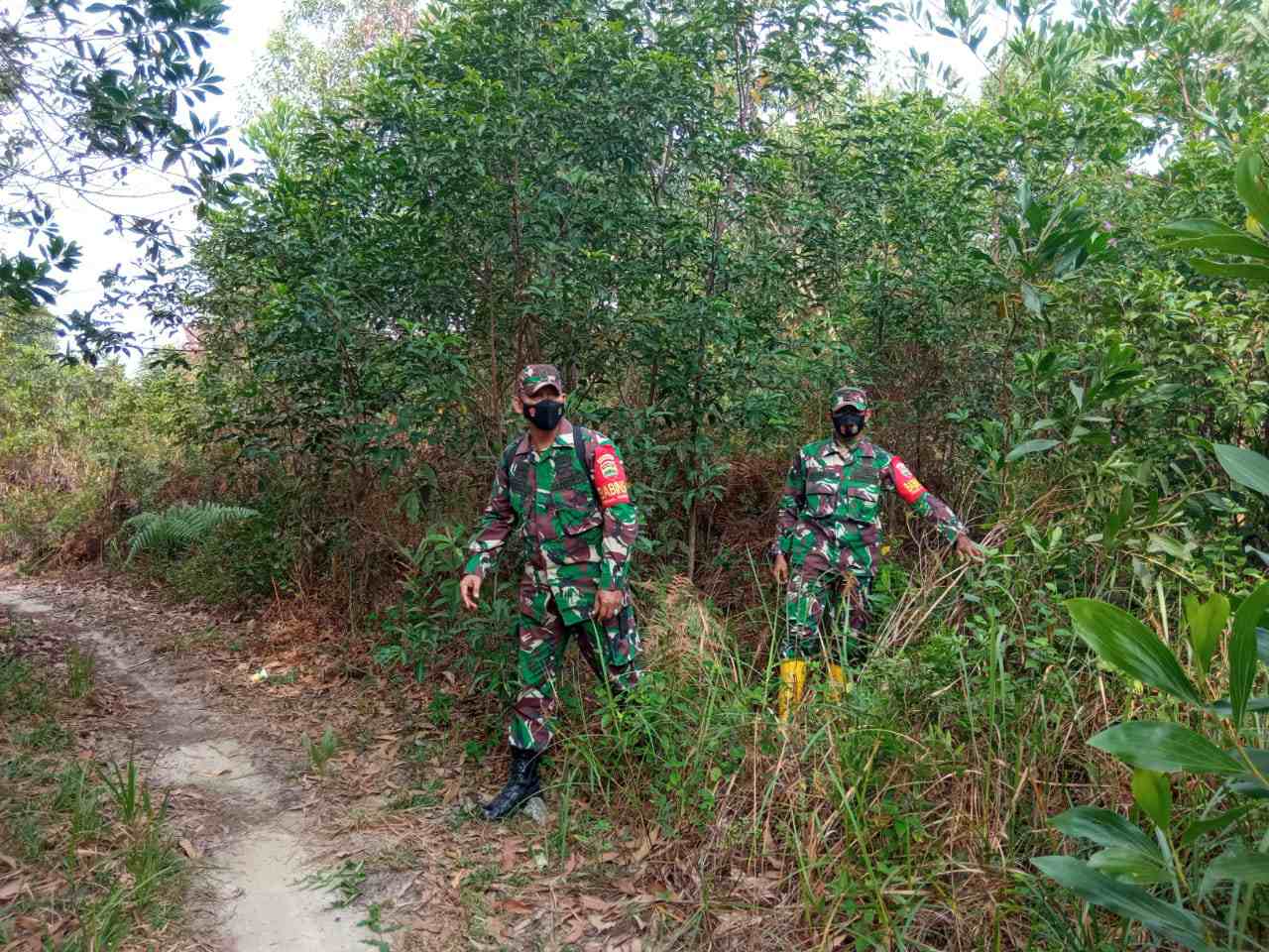 Cegah Karlahut Babinsa Koramil 04/Mandau Serma Amiruddin dan Serma Armen Laksanakan Patroli