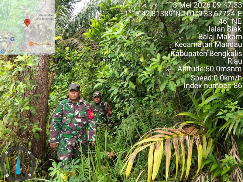 Babinsa Peltu Sigit. NW, Serda ML. Silaban Patroli Karhutla di Desa Simpang Padang, Batsol