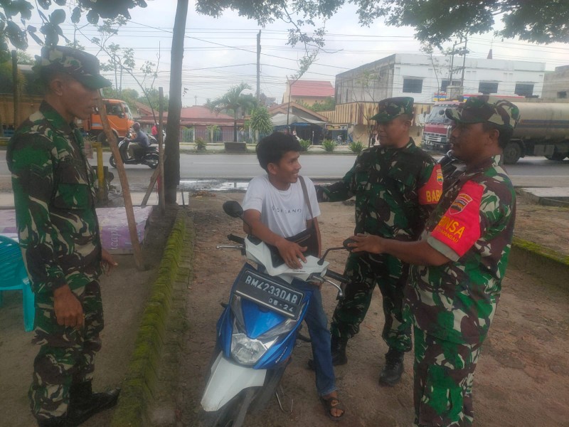 Penegakan Protkes Babinsa Serka Ristiyo, Serda Robbi dan Kopda Bambang di di Jalan Kelurahan Batang Serosa