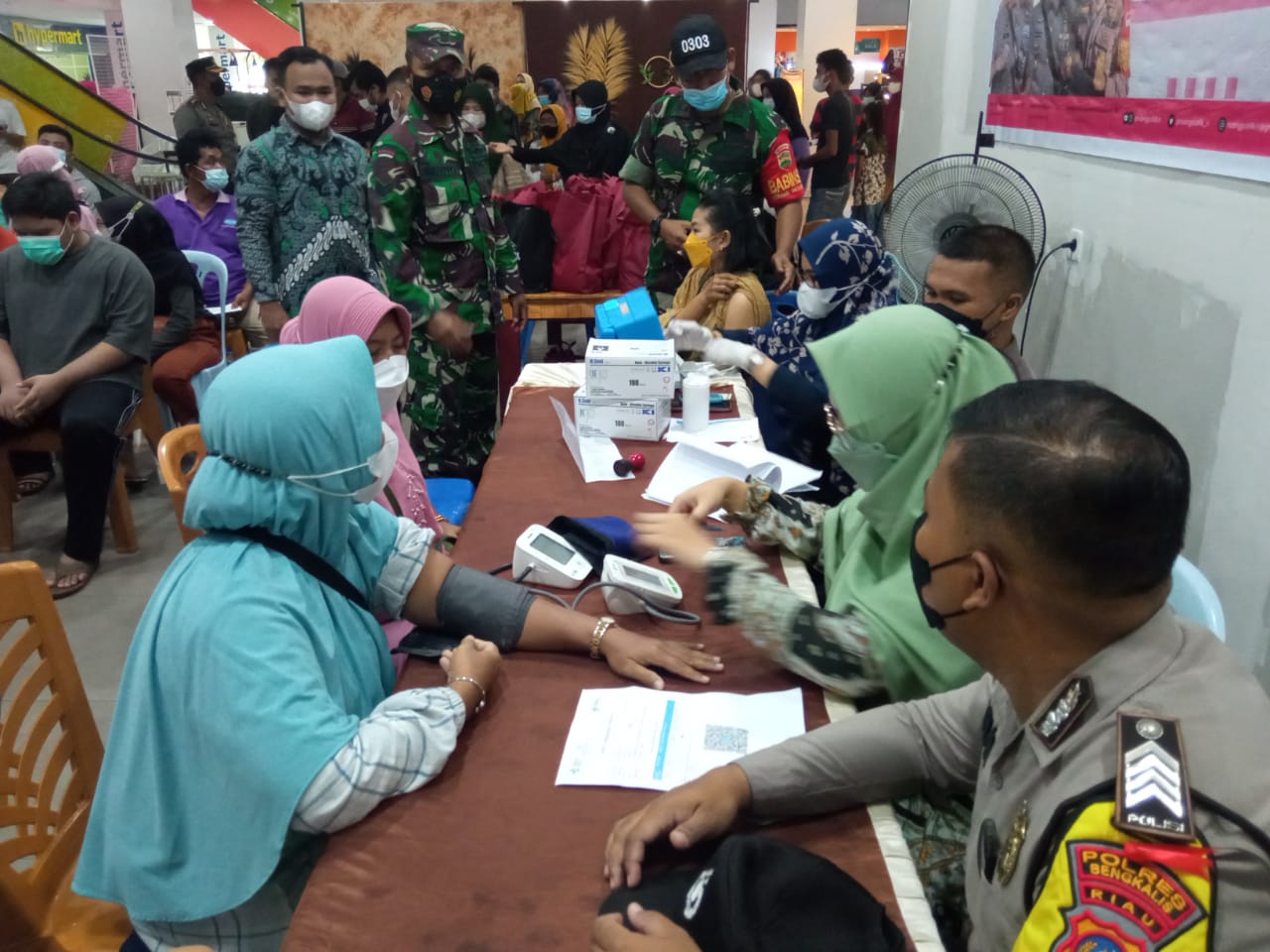 Pelda Amiruddin dan Serka Ristiyo Dampingi Vaksinasi di Mall