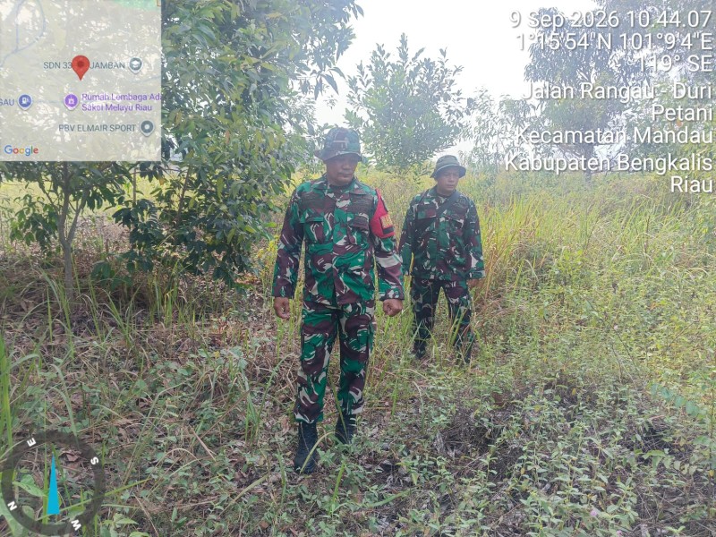 Patroli Karhutla Terus dilakukan, Babinsa Sertu A.T Silaban, Sertu FS Sihotang cek Lahan Rawan di Desa Petani, Kecamatan Batsol