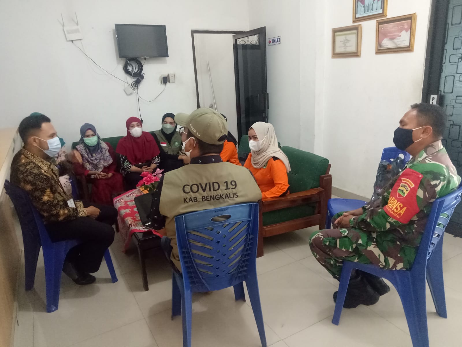 Babinsa Koramil 04/Mandau Serma Yulihar Laksanakan Komsos Covid 19 di Batang Serosa