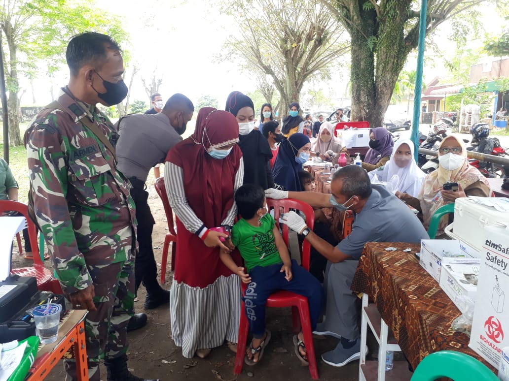 Babinsa Koramil 03/Mandau Dampingi Pelaksanaan Vaksinasi PKM Pematang Pudu