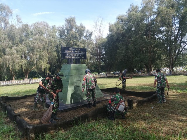 Babinsa Koramil 03/Mandau Goro di Monumen Korban Perang Dunia - II
