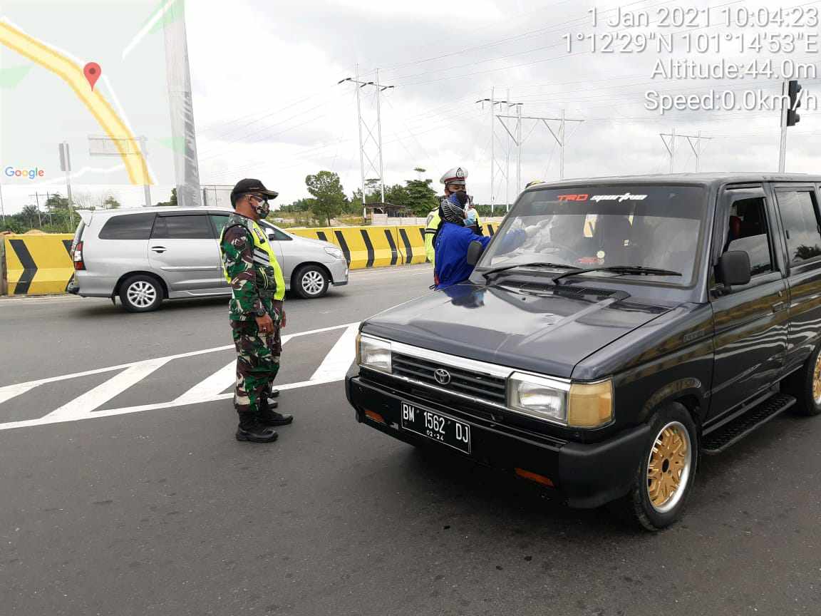 Babinsa 04/Mandau Serka N. Saragih, Jaga Pos Pengamanan Pintu Tol Balai Raja, Pinggir