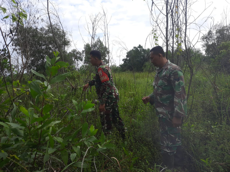 Terus Laksanakan Patroli, Babinsa Koramil 03/Mandau Sertu Agung dan Praka Alif Alfindo di RT 07 RW 06 Desa Petani