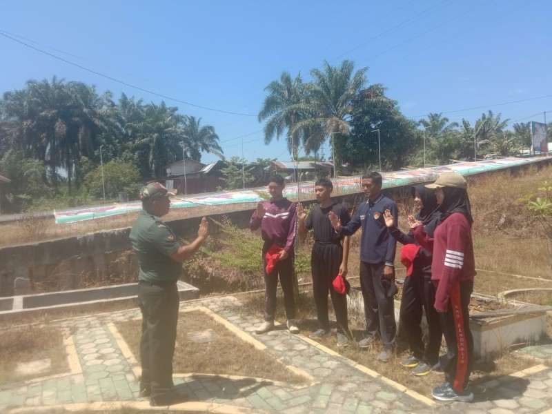 Babinsa Serda Ml. Silaban,  Berikan Penyuluhan Pancasila Kepada pelajar di Desa Sebangar