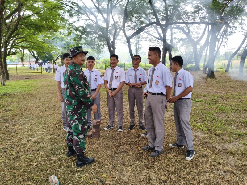 Babinsa Serka Junaidi Berikan Pemahaman Pancasila Kepada Siswa SMAN 2 Batang Serosa