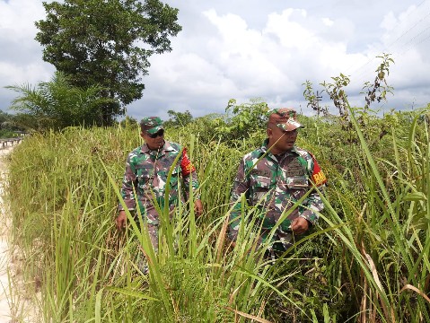 Babinsa Koramil 03/Mandau Serka N. Saragih dan Sertu R. Pardomuan Terus Laksanakan Patroli Karhutla di Desa Petani Babinsa Koramil 03/Mandau Serka N. Saragih dan Sertu R. Pardomuan Terus Laksanakan Patroli Karhutla di Desa Petani