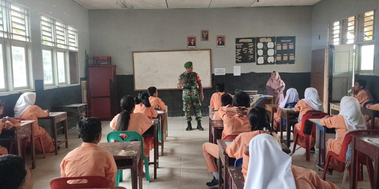 Komsos Pancasila Oleh Babinsa Serda Awaluddin disampaikan Kepada Siswa di Boncah Mahang