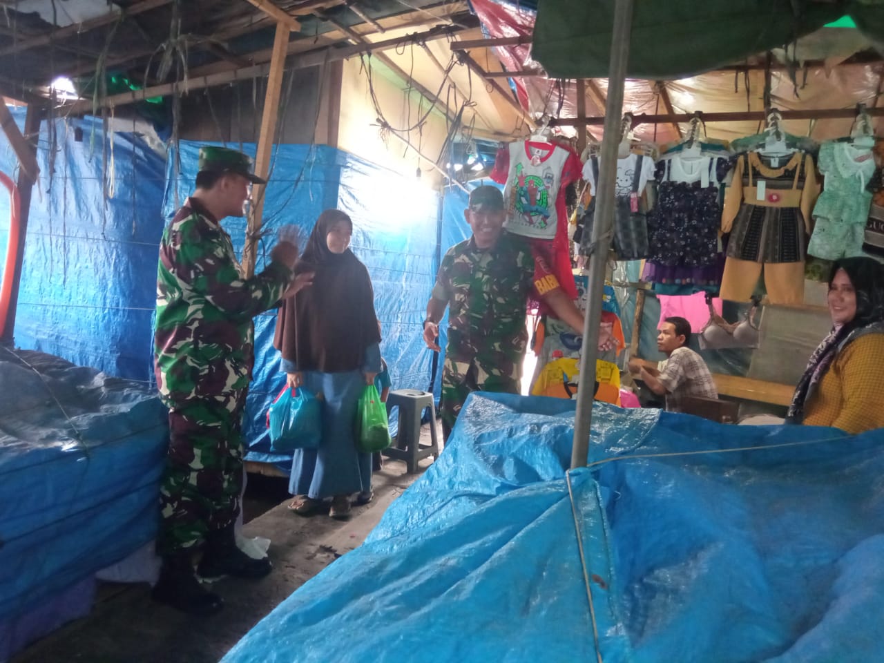 Penegakan Protkes Untuk Cegah Covid, Babinsa Pelda Amiruddin dan Sertu Agung S. di Duri Barat