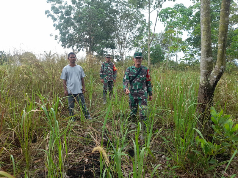 Terus Laksanakan Patroli, Babinsa Koramil 03/Mandau Sertu SDG Barus dan Sertu Alinasi di wilayah Perbatasan 2 Kecamatan, Duri