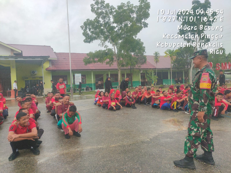 Babinsa Kopda Bambang Berikan Komsos Pancasila Kepada Siswa SMKN 2 Desa Muara Basung