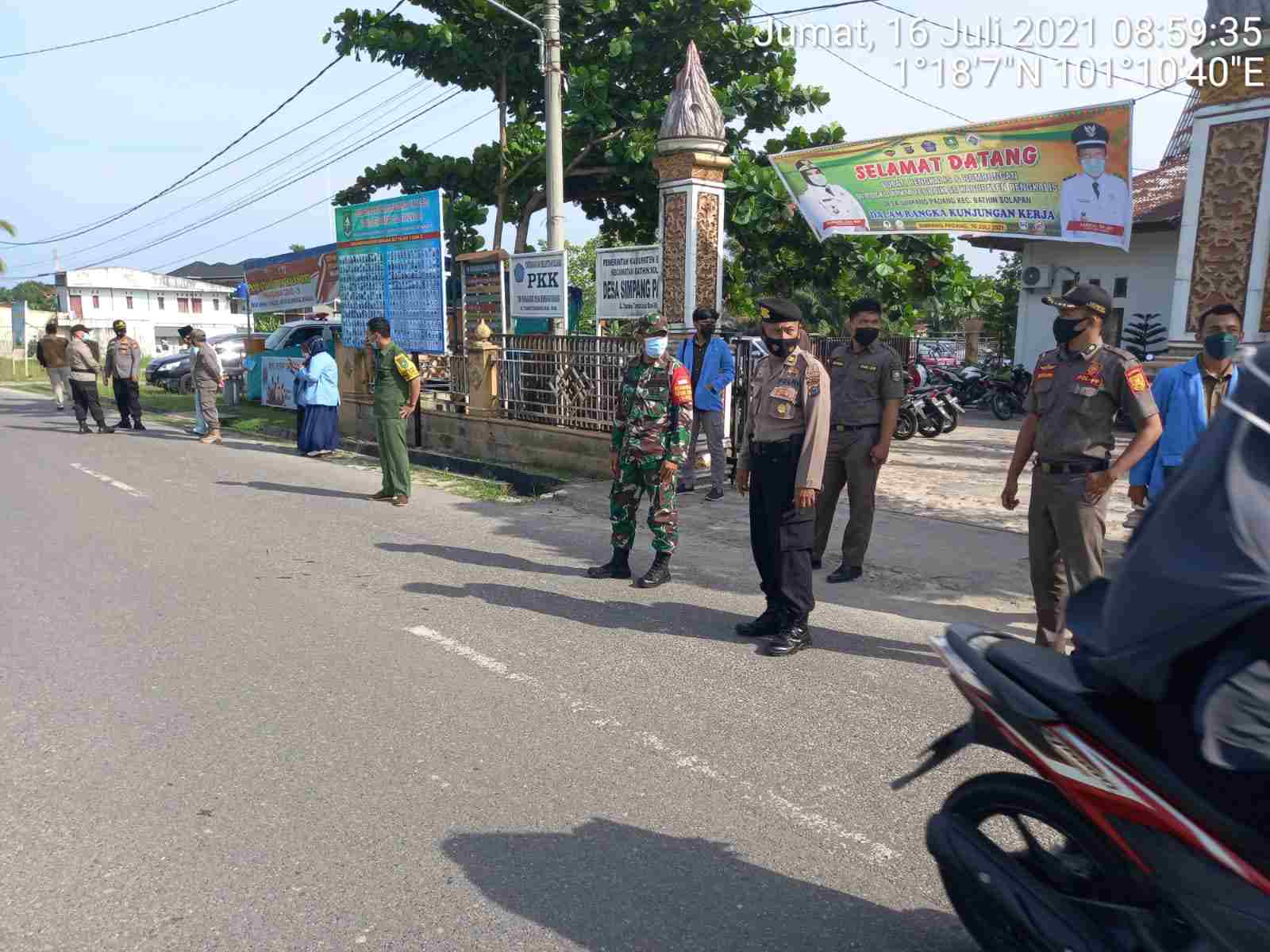 Sertu Alinaspi Himbau Pelintas Jalan LKMD Batsol Agar Protkes dan Gunakan Masker