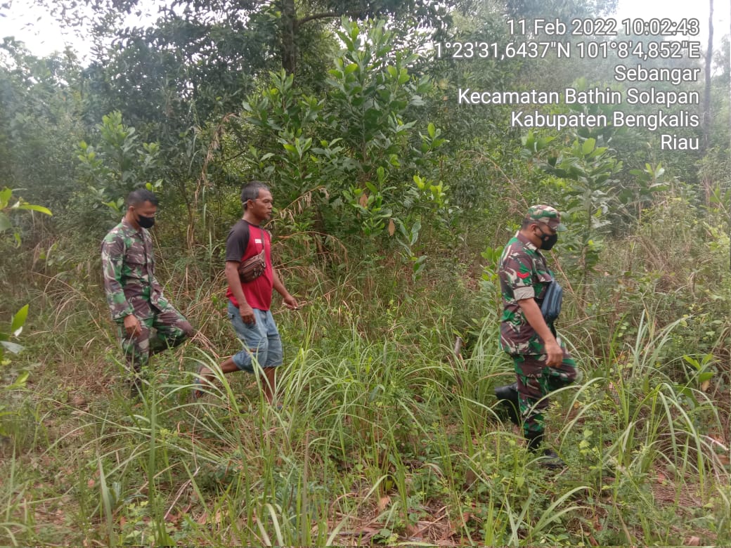 Sertu S. Handoko dan Koptu ML. Silaban Patroli Karhutla di 2 Desa Bathin Solapan