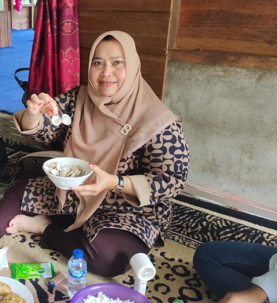 Kampanye Di Teluk Lancar,  Kasmarni Tak Sungkan Makan Lesehan Bersama Warga