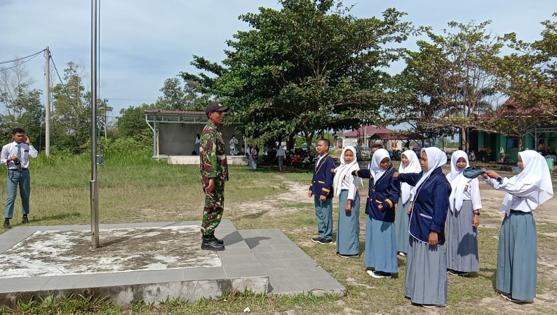 Babinsa Serda D. Simanjuntaj Latih PBB Pelajar SMAN 3 di Kampung Pancasila