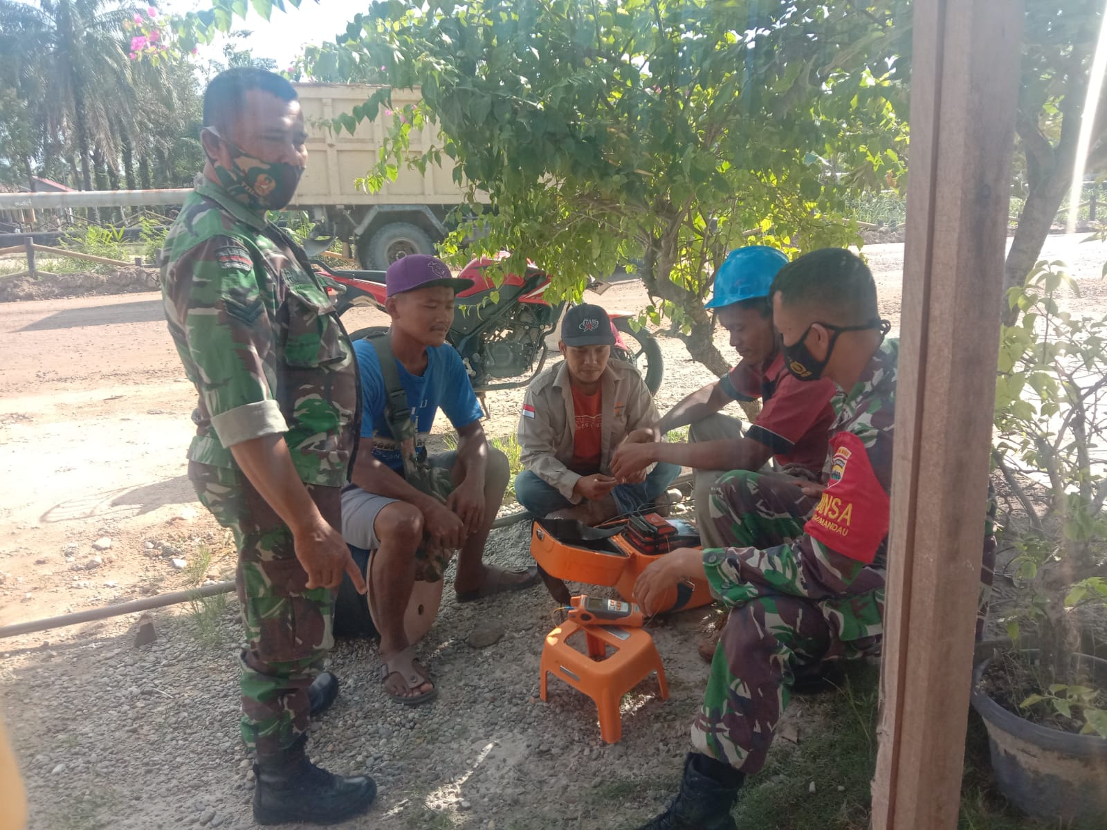 Sertu Handoko dan Sertu Rosdianto Sosialisasi Karhutla di Desa Air Kulim