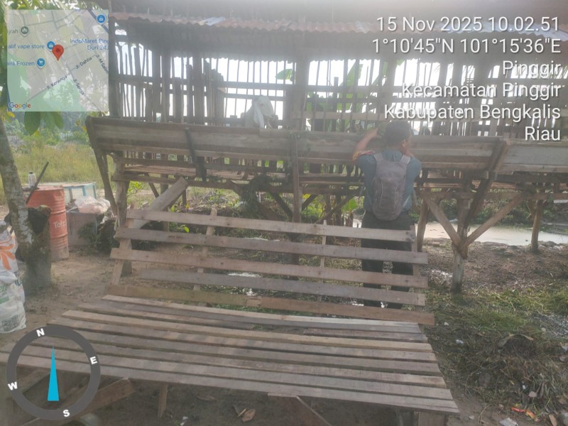 Babinsa Koptu Bambang., Lakukan Cek Hewan Ternak Kambing Antisipasi Penyakit PMK, di Desa Pinggir