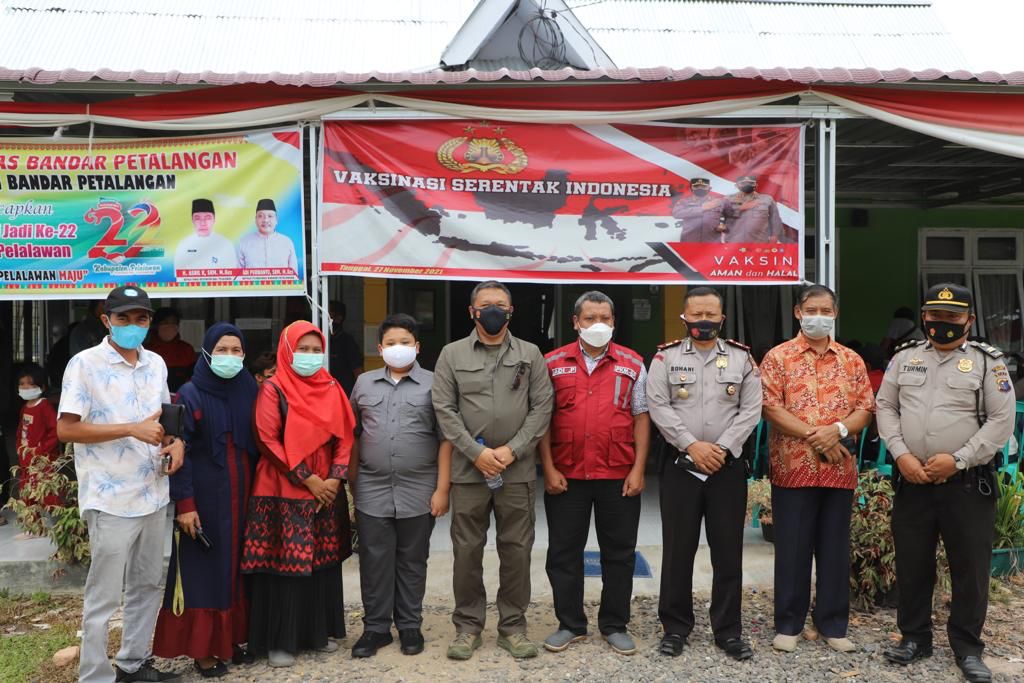 Kapolda Riau Drop Tenaga Vaksinator RS Bhayangkara, Serta Bantu 500 Dosis Vaksin di Pelalawan