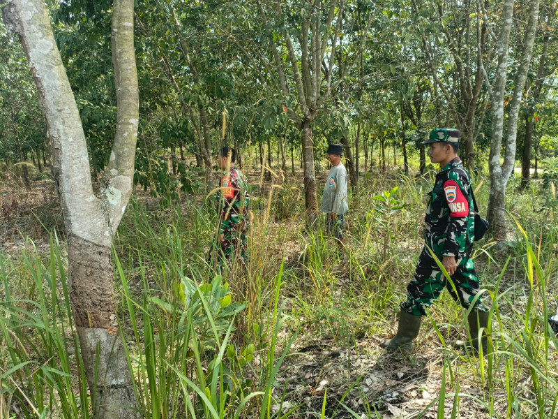 Terus Laksanakan Patroli, Babinsa Koramil 03/Mandau Serka Ristiyo, Sertu SDG Barus, Sertu Agung di Wilayah Pematang Pudu, Duri