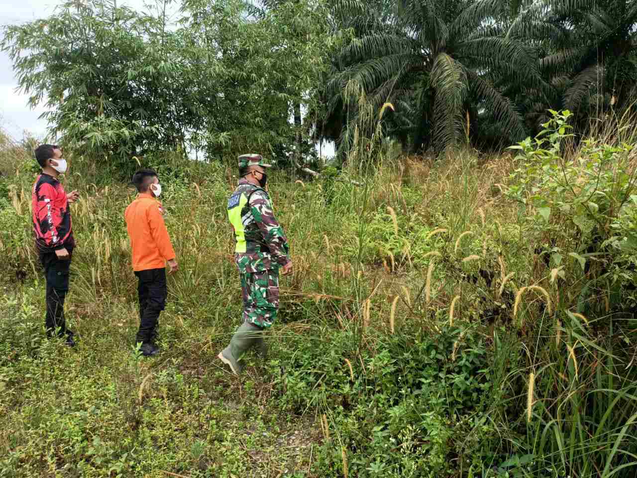 Antisipasi Karhutla, Babinsa 04/Mandau Lakukan Patroli