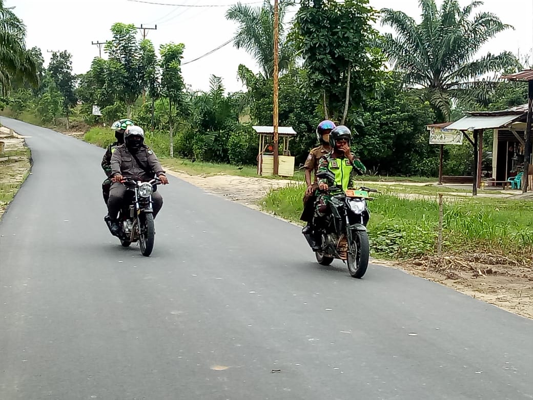 Serma Yulihar Bersama Satpol PP Pinggir Patroli Jelang Pemilukada Bengkalis di Desa Pinggir