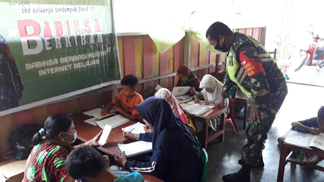 Serda Roesdianto Bantu Siswa Belajar Dengan Metode Daring di Kelurahan Duri Timur
