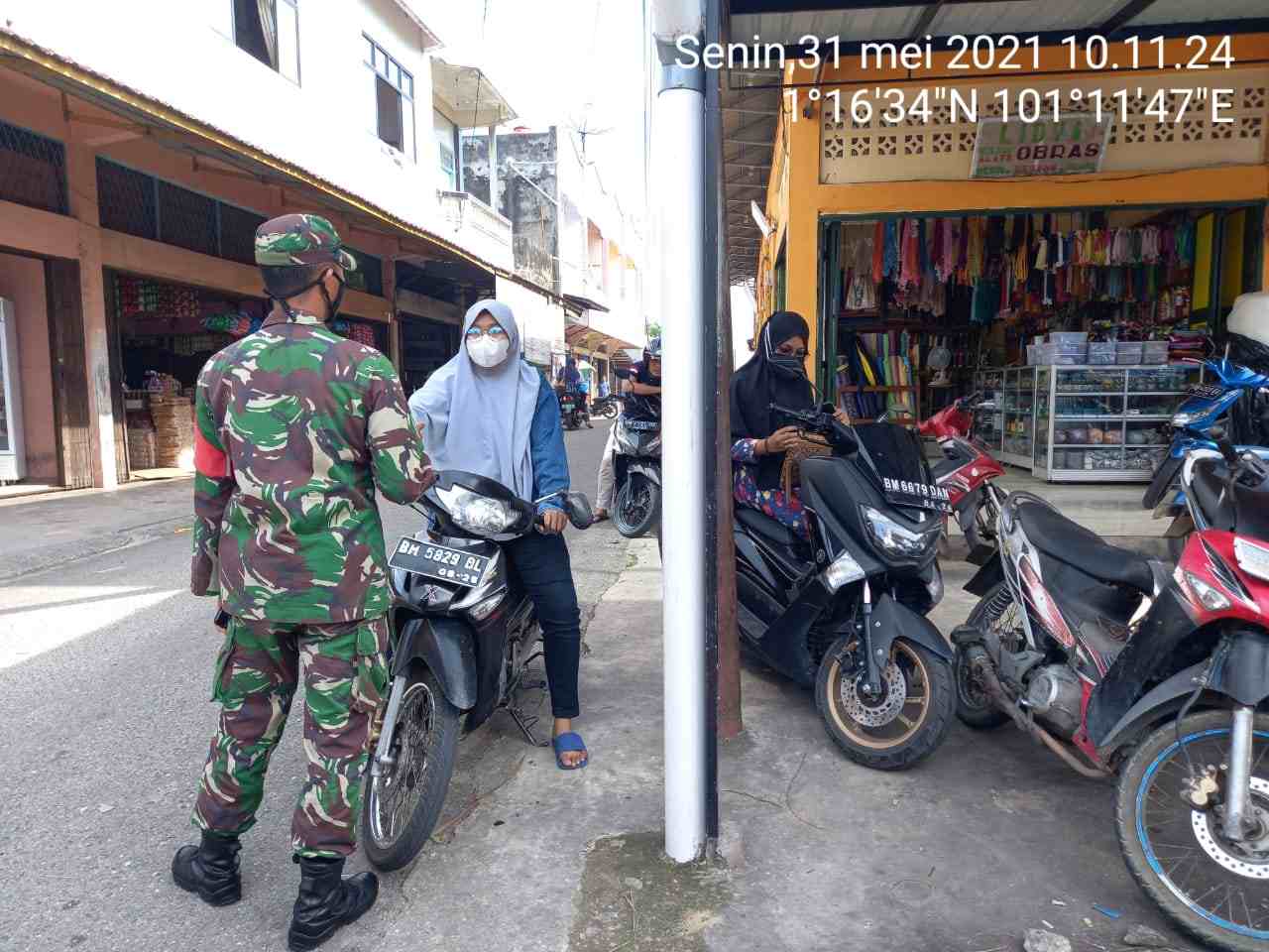 Serka Fauzi Himbau Pengunjung Pasar Tradisional Dewi Sartika Agar Protkes dan Gunakan Masker