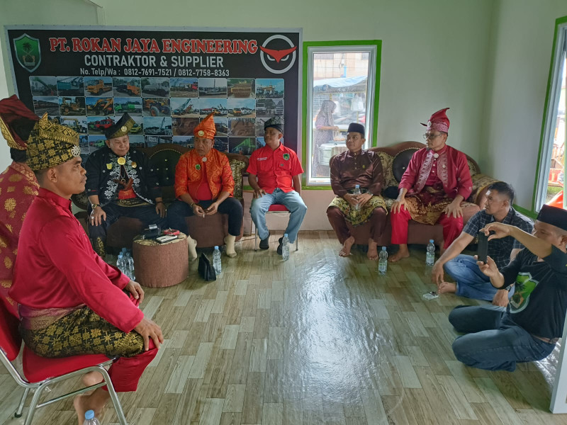 Datuk Tengku Hariyanto Silaturahmi Bersama Tameng Adat LAMR Mandau dan Batsol