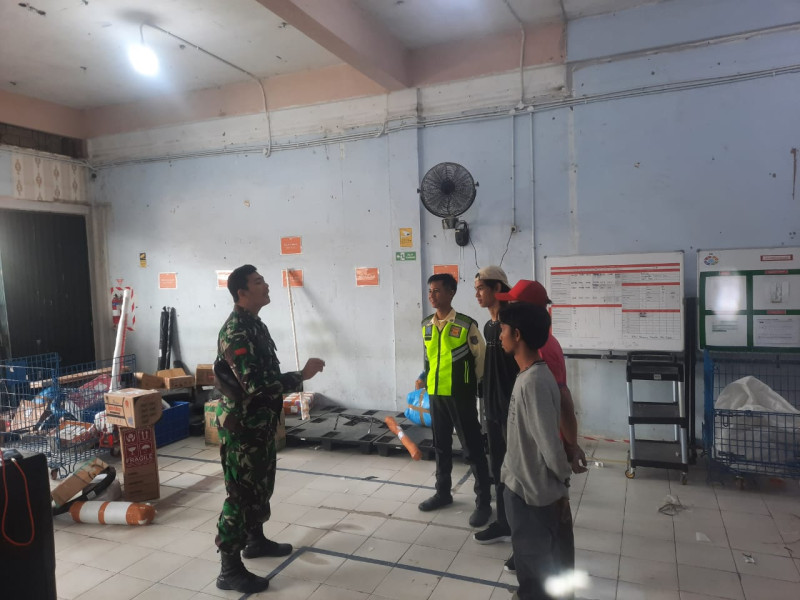 Babinsa Praka Alif Alfindo Berikan Komsos Pancasila Kepada Warga di Kelurahan Air Jamban