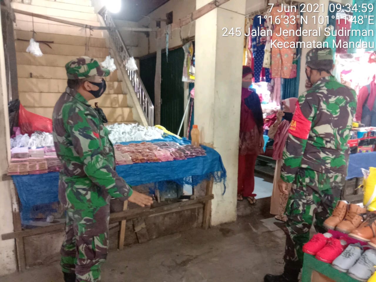 Sertu S. Handoko dan Koptu ML. Silaban Himbau Pengunjung Pasar Dewi Sartika Agar Protkes