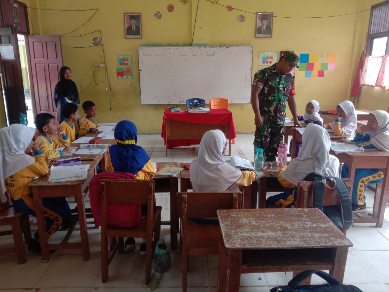 Komsos Pancasila Oleh Babinsa Praka Saktion Nasuiton Terus disampaikan Kepada Siswa dan Siswi Sekolah Dasar