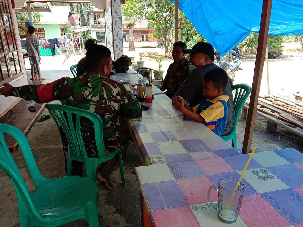 Peltu Jefri Dian Patroli Cegah Karhutla di Desa Buluh Manis Dengan Bersosialisasi