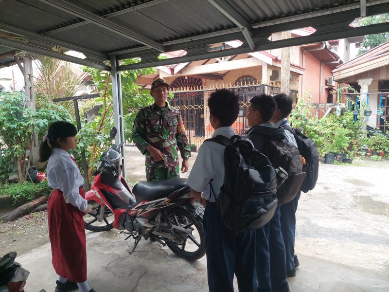 Babinsa Serka D. Simanjuntak Berikan Pemahaman Pancasila Kepada siswa dan Pelajar Kelurahan Balik Alam, Kecamatan Mandau