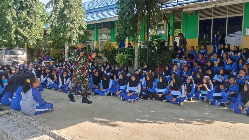 Babinsa Sertu Robby Latih PBB Kepada Siswa dan Siswi SMA di Kampung Pancasila Duri