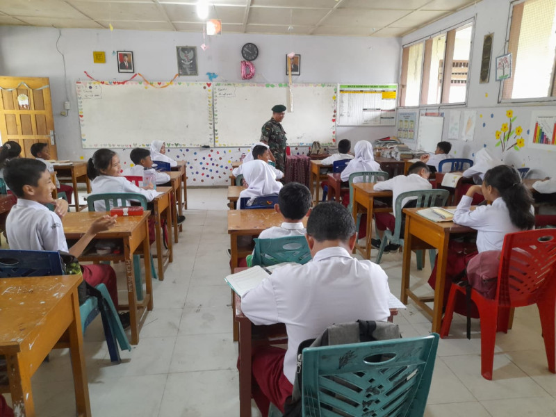 Sertu Rosdianto Berikan Penyuluhan Pancasila kepada Anak-anak Sekolah Dasar Kampung Pancasila Duri