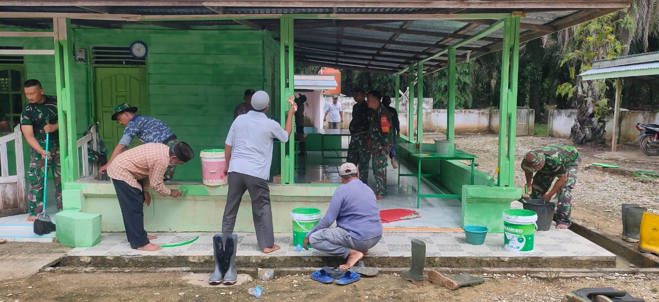 Program Karya Bakti TNI Satkowil, Koramil 04/Mandau pengecatan Mushalla Nurul Jama'ah Desa Muara Basung