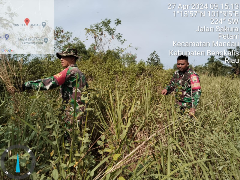 Cegah Karhutla, Babinsa Mandau Sertu Agung, Serda M. Fiqri, Kopda S. Nasution di RT 01 RW 01