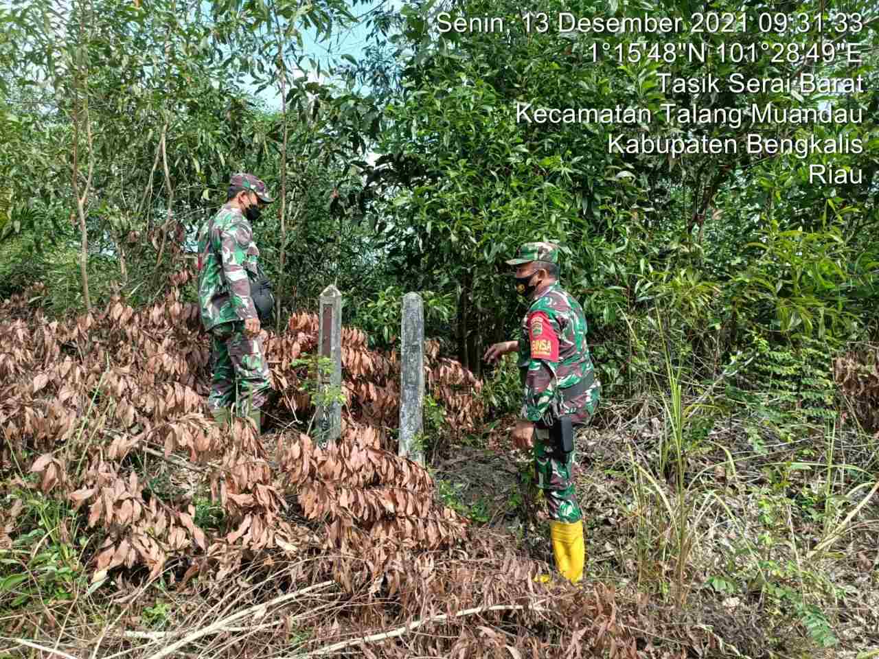 Serka TR. Lase dan Serda S. Sijabat Patroli Karhutla di Desa Tasik Serai Barat