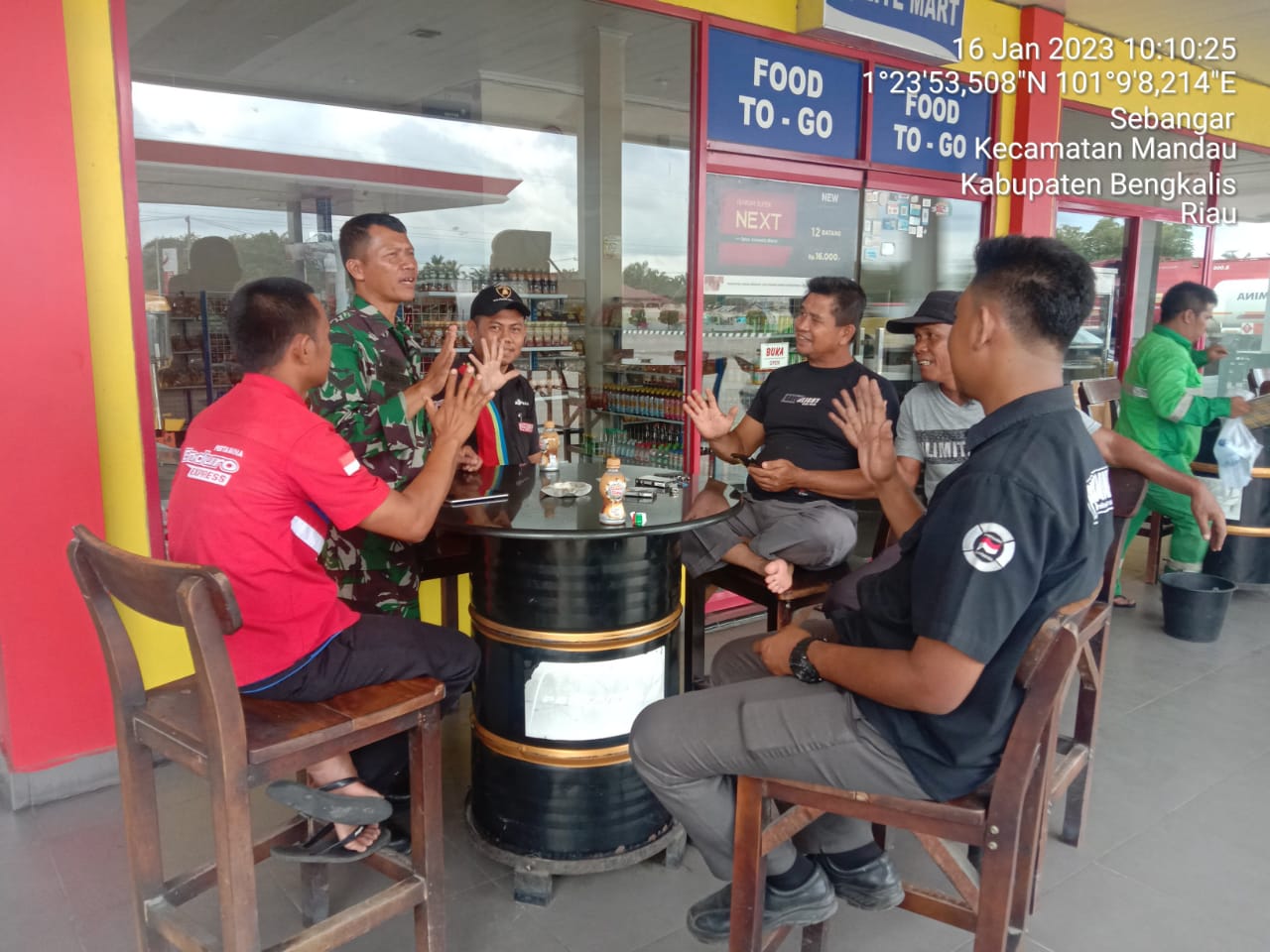 Babinsa Sertu Handoko Komsos Mengenai Pemahaman Pancasila Kepada Masyarakat