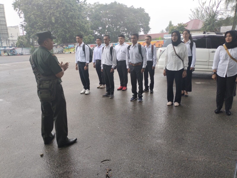 Babinsa Serda AT. Silaban Berikan Komsos Kepada Karyawan Baru PT. PTC Kelurahan Batang Serosa, Mandau, Bengkalis