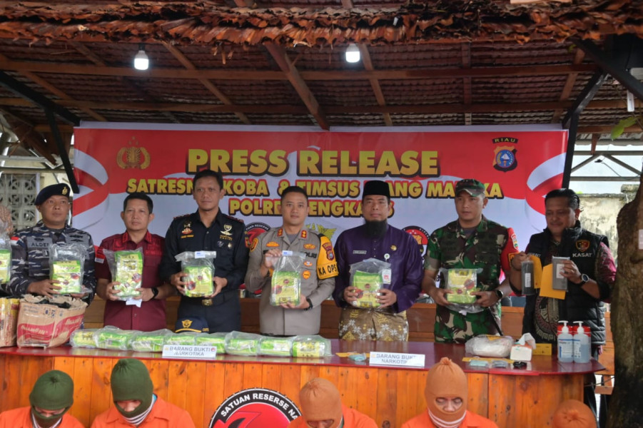 Amankan 15 Bungkus Teh Cina, Ternyata Berisikan sabu - sabu Berasal Dari Luar Negeri