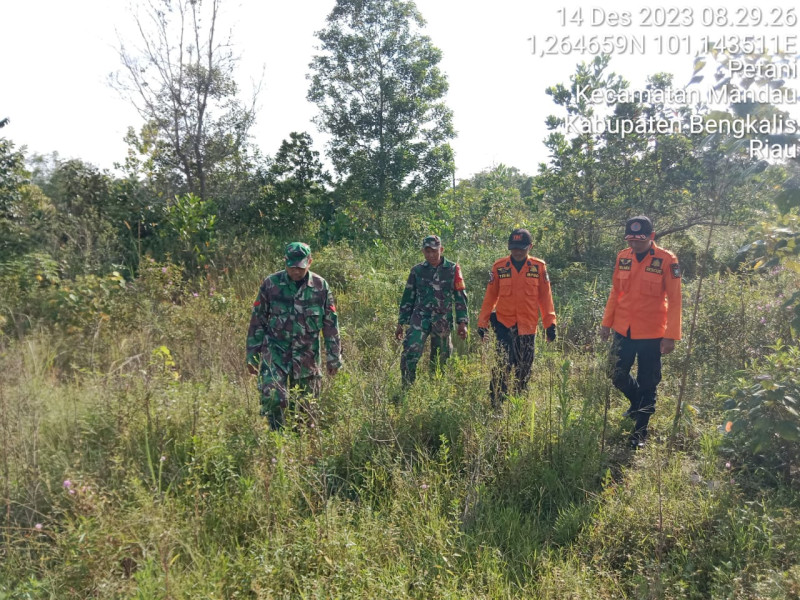 Terus Laksanakan Patroli, Babinsa Koramil 03/Mandau Koptu Muchsin Khan dan Kopda Yusup di Jalan Sakura